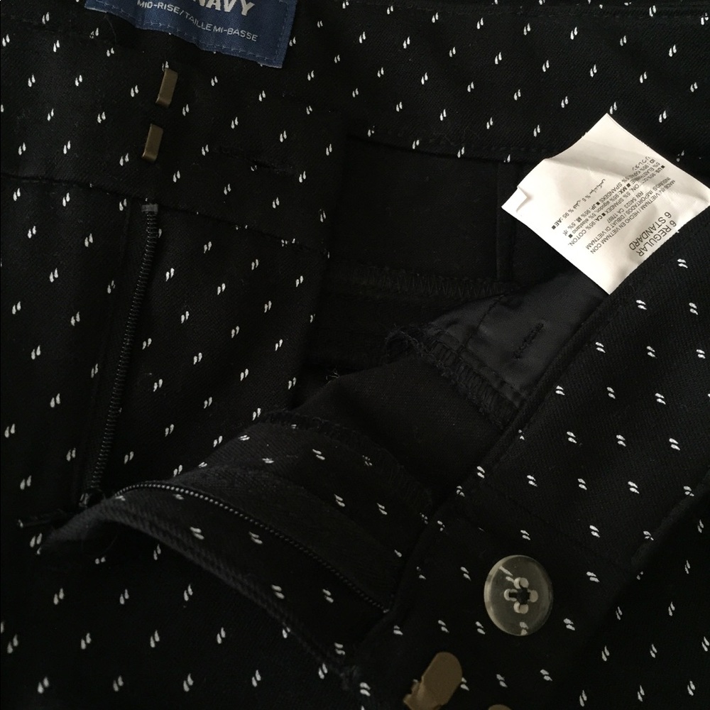 💸 SOLD 💸. Old Navy  Mid-Rise Pixie Pants - Picture 3 of 8